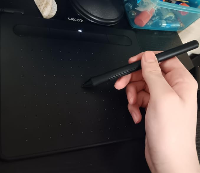 Wacom Intuos Medium Bluetooth Graphics Drawing Tablet, Portable for Teachers, Students and Creators, 4 Customizable ExpressKeys, Compatible with Chromebook Mac OS Android and Windows - Black customer photo 1