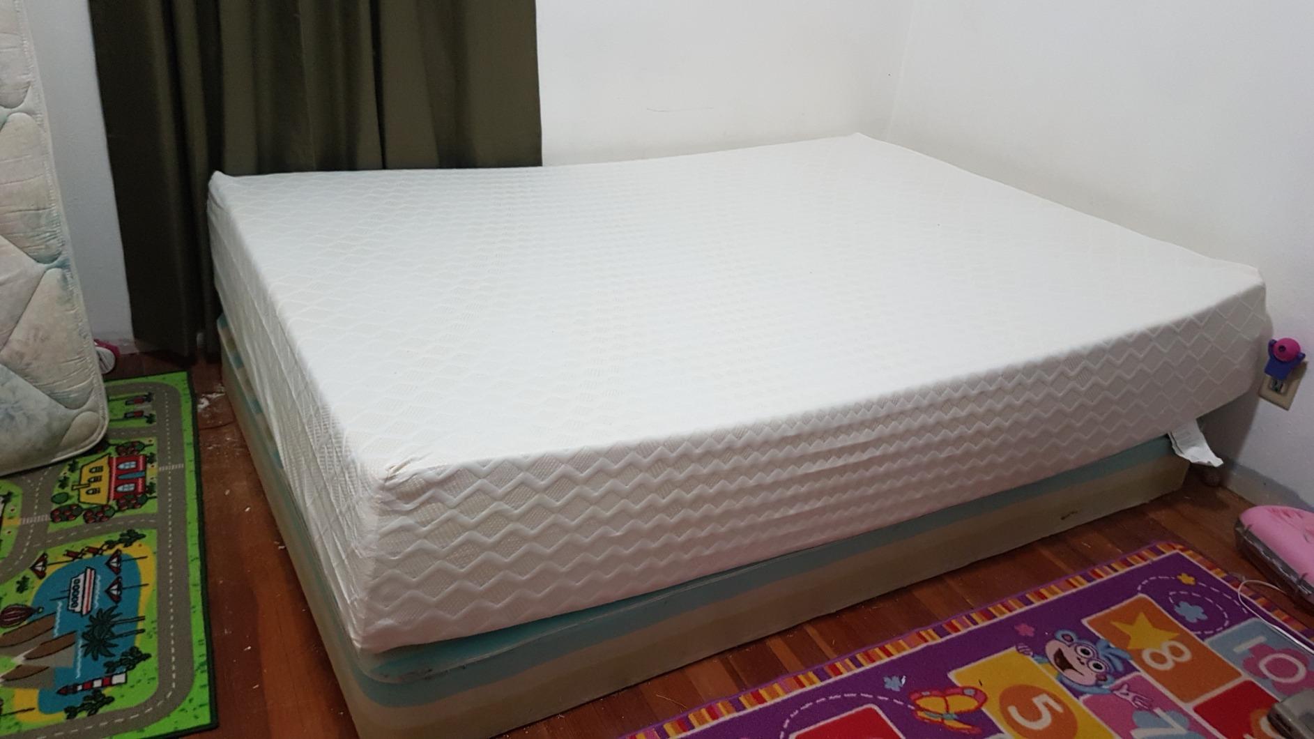 COOL GEL Chill Memory Foam 14-Inch Mattress with 2 Pillows, CertiPUR-US Certified, Mattress in a Box, Queen, White customer photo 2