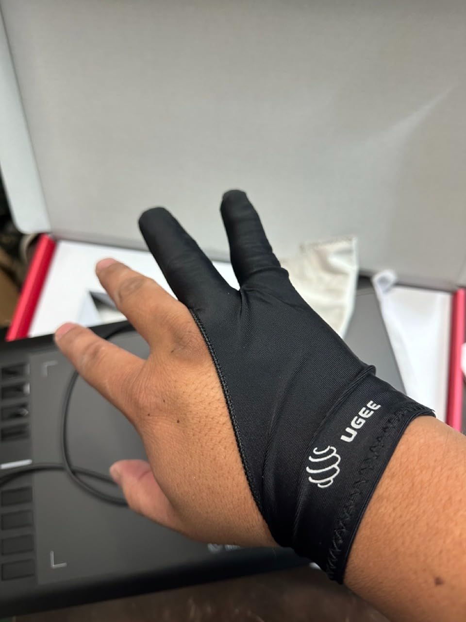 Graphics Drawing Tablet, UGEE M708 10 x 6 inch Large Drawing Tablet with 8 Hot Keys, Passive Stylus of 16384 Levels Pressure, UGEE M708 Graphics Tablet for Paint, Design, Art Creation Sketch customer photo 1