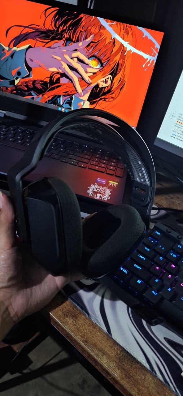 Logitech G733 Lightspeed Wireless Gaming Headset, Suspension Headband, Lightsync RGB, Blue VO!CE Mic, PRO-G Audio - Black, Gaming Headset Wireless, PC, PS5, PS4, Switch Compatible customer photo 2