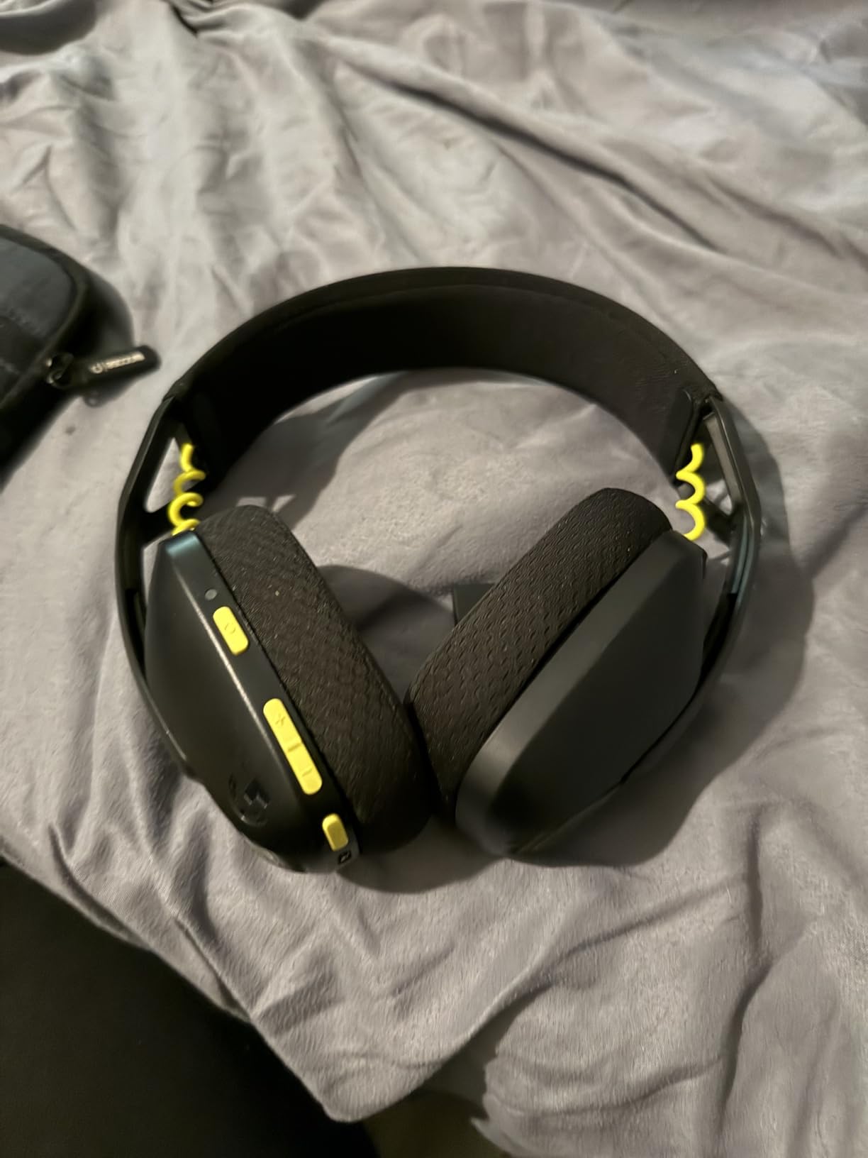 Logitech G435 Lightspeed & Bluetooth Wireless Gaming Headset - Lightweight Over-Ear Headphones, Built-in mics, 18h Battery, Dolby Atmos, PC, PS4, PS5, Nintendo Switch/Switch 2, Mobile - Black customer photo 1