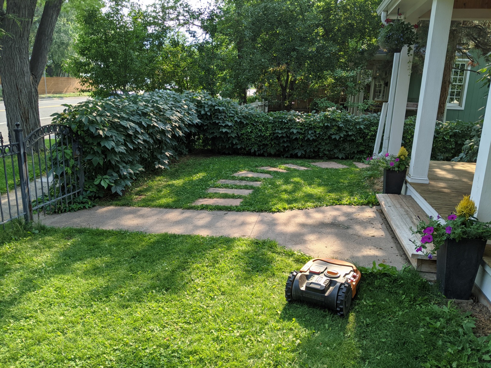 Worx Landroid S 20V 2.0Ah Robotic Lawn Mower 1/8 Acre / 5,445 Sq Ft. Power Share - WR165 (Battery & Charger Included) customer photo 1