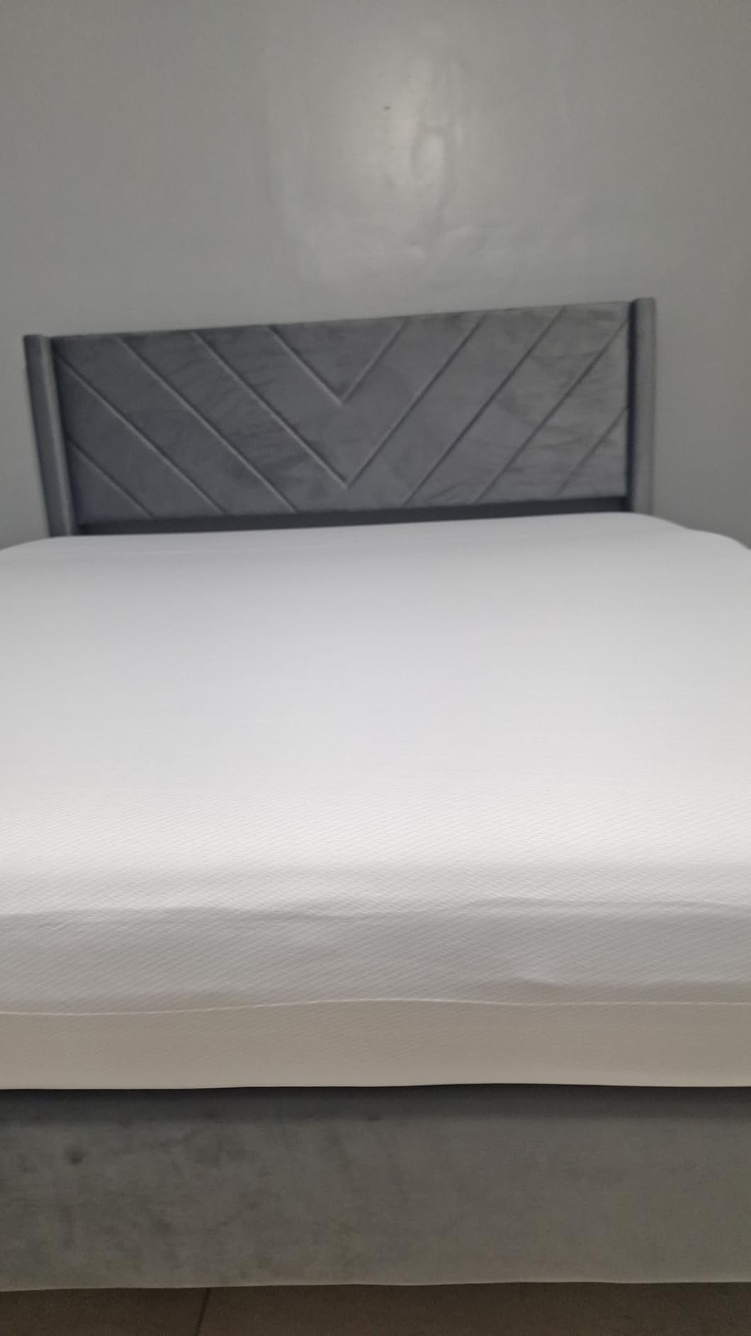 Yaheetech Queen Bed Frame Upholstered Platform Bed with Wing Side/Wooden Slat Support/Tufted Headboard with Wing Side/Mattress Foundation/No Box Spring Needed,Light Gray Queen Bed customer photo 1