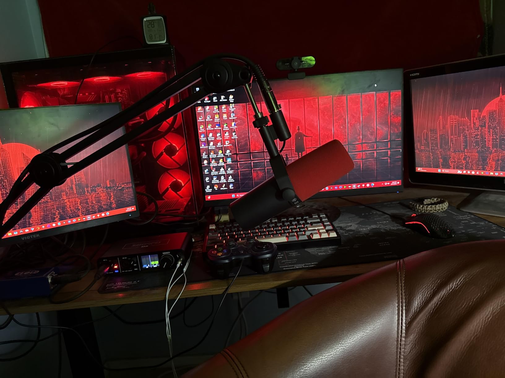 Shure SM7B Vocal Dynamic Microphone - XLR Studio Mic for Podcasting, Recording, Broadcasting, Streaming & Gaming - Smooth, Warm Sound, Rugged Build, Detachable Windscreen, Wide Frequency Range, Black customer photo 2