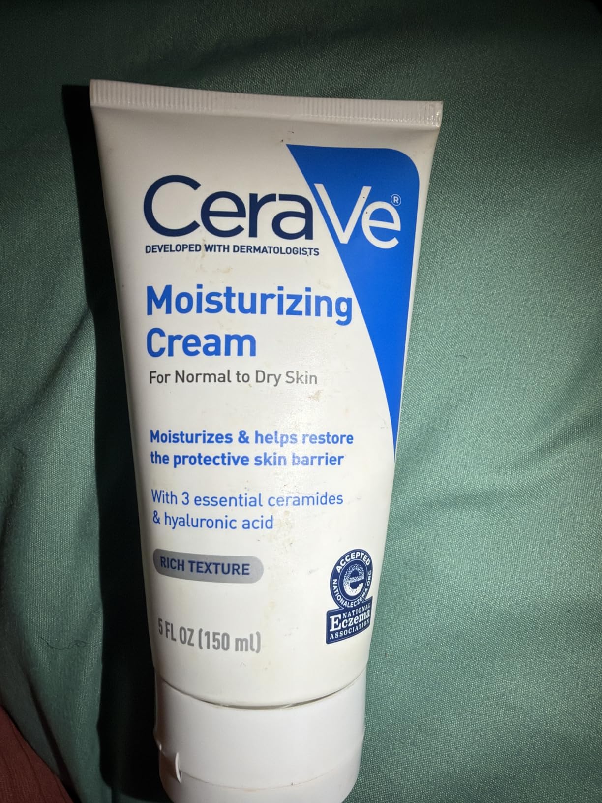 CeraVe Daily Moisturizing Lotion for Dry Skin, Body Lotion & Face Moisturizer with Hyaluronic Acid and Ceramides, Daily Moisturizer, Fragrance Free, Oil-Free, 12 Ounce customer photo 2