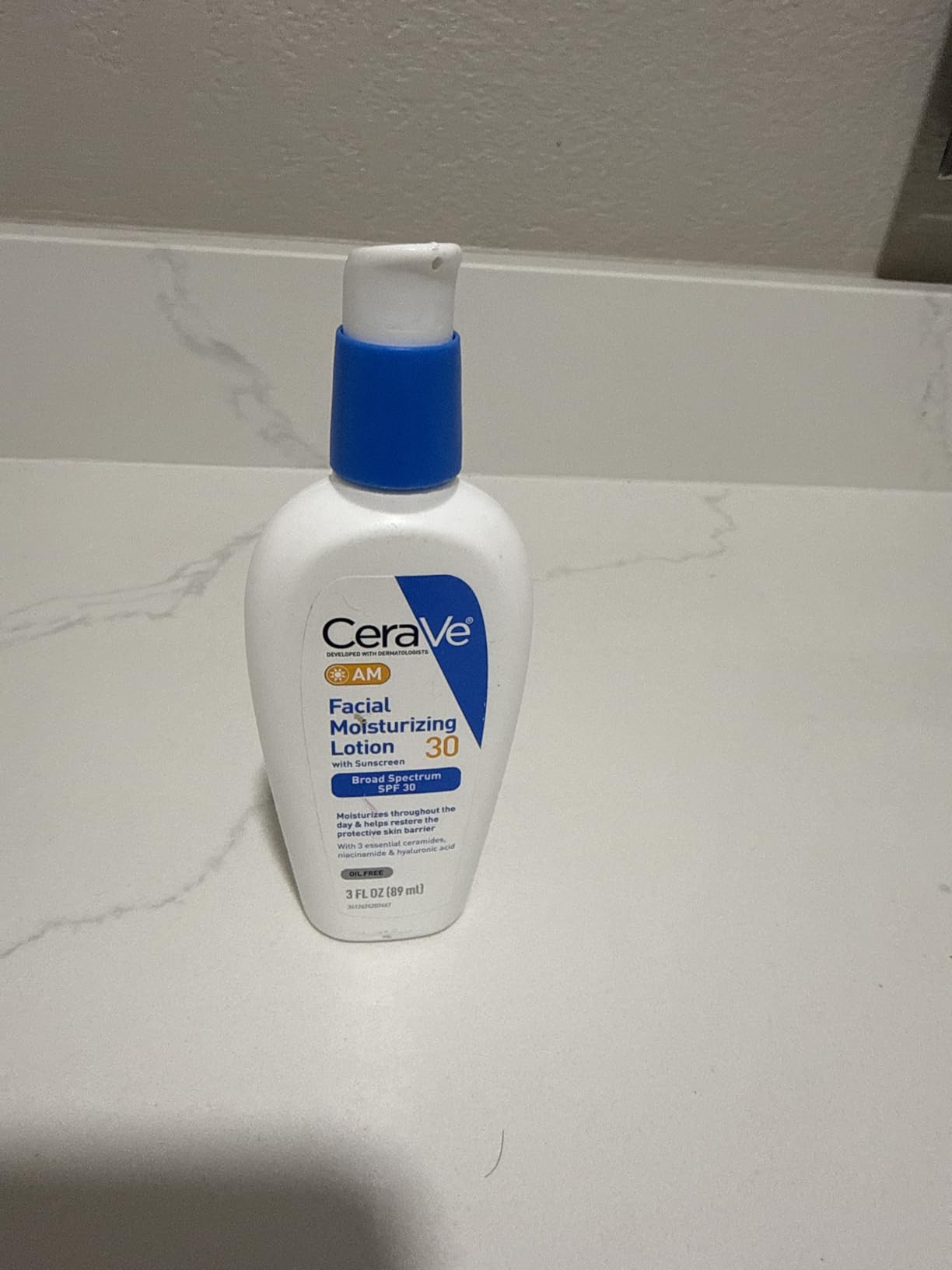 CeraVe AM Facial Moisturizing Lotion SPF 30 - Oil-Free with Hyaluronic Acid, Niacinamide & Ceramides customer photo 1