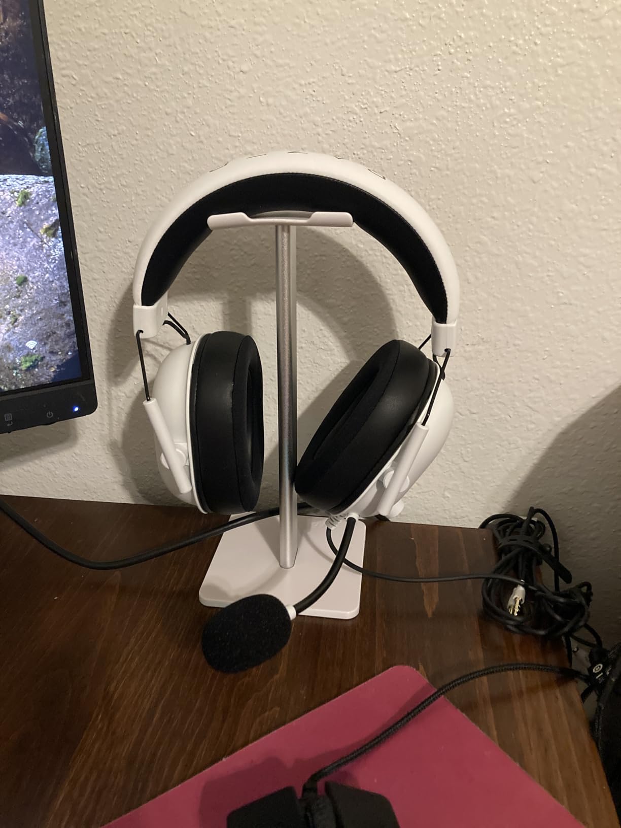 New bee Headphone Stand Headset Holder with Aluminum Supporting Bar customer photo 1