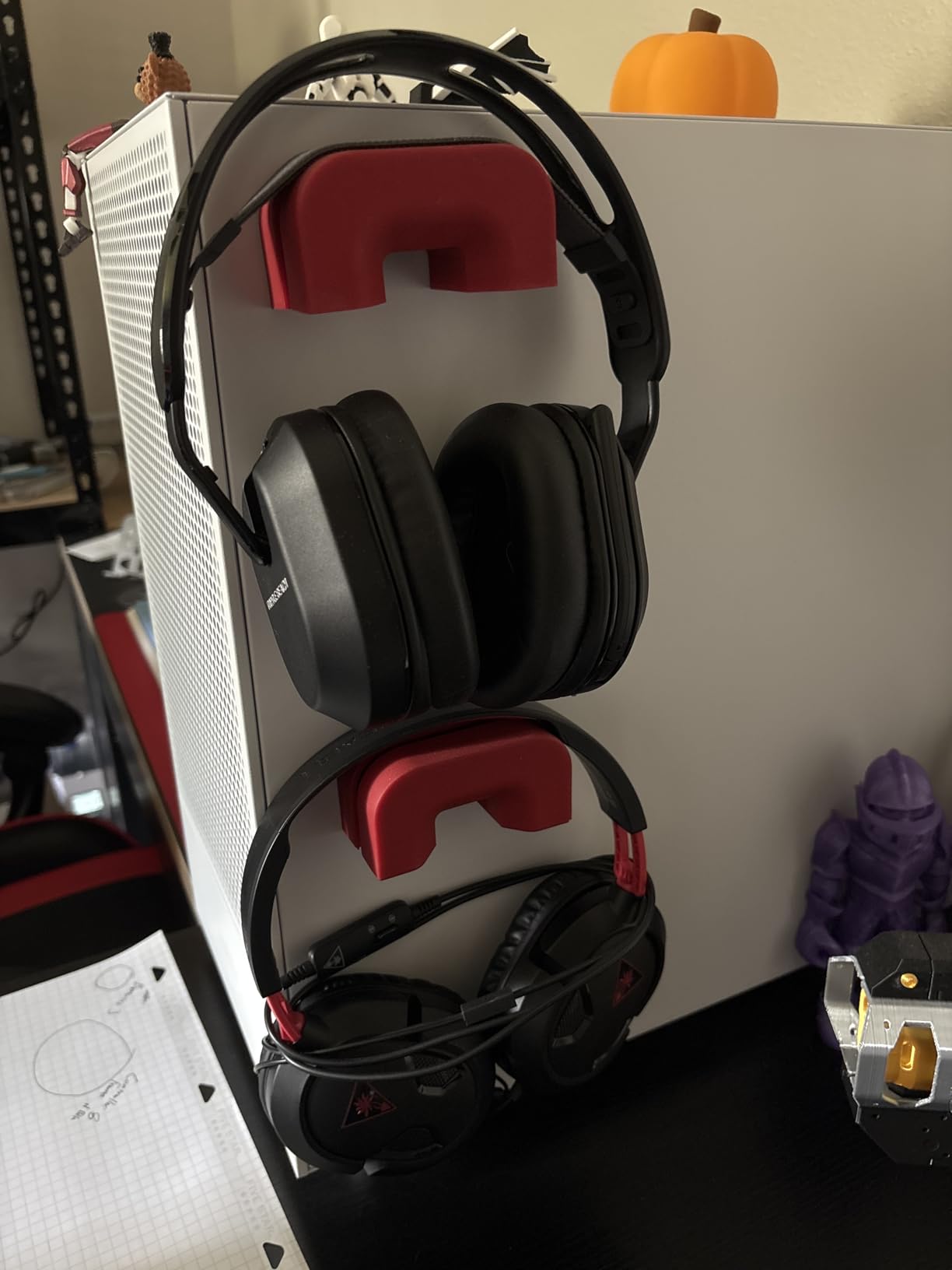 NZXT Puck - Cable Management and Headset Mount - Compact Size - Silicone Construction - Powerful Magnet for Computer Case Mounting - Red customer photo 1