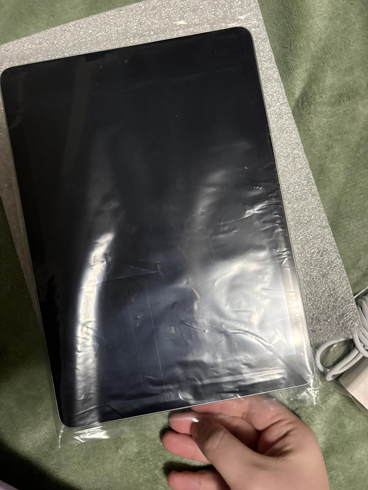 Apple iPad Early 2018 (9.7-inch, Wi-Fi, 32GB) - Space Gray (Renewed) customer photo 2
