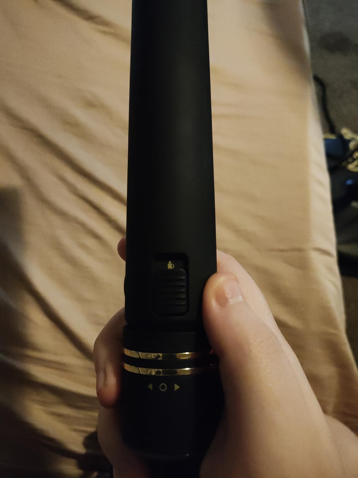 HOT TOOLS Black Gold Ionic 1 1/4 Inch Flat Iron, Use as Straightener for Sleek Straight Hair or Use Rounded Edges for Shiny Curls and Waves, Stylist-Preferred customer photo 2