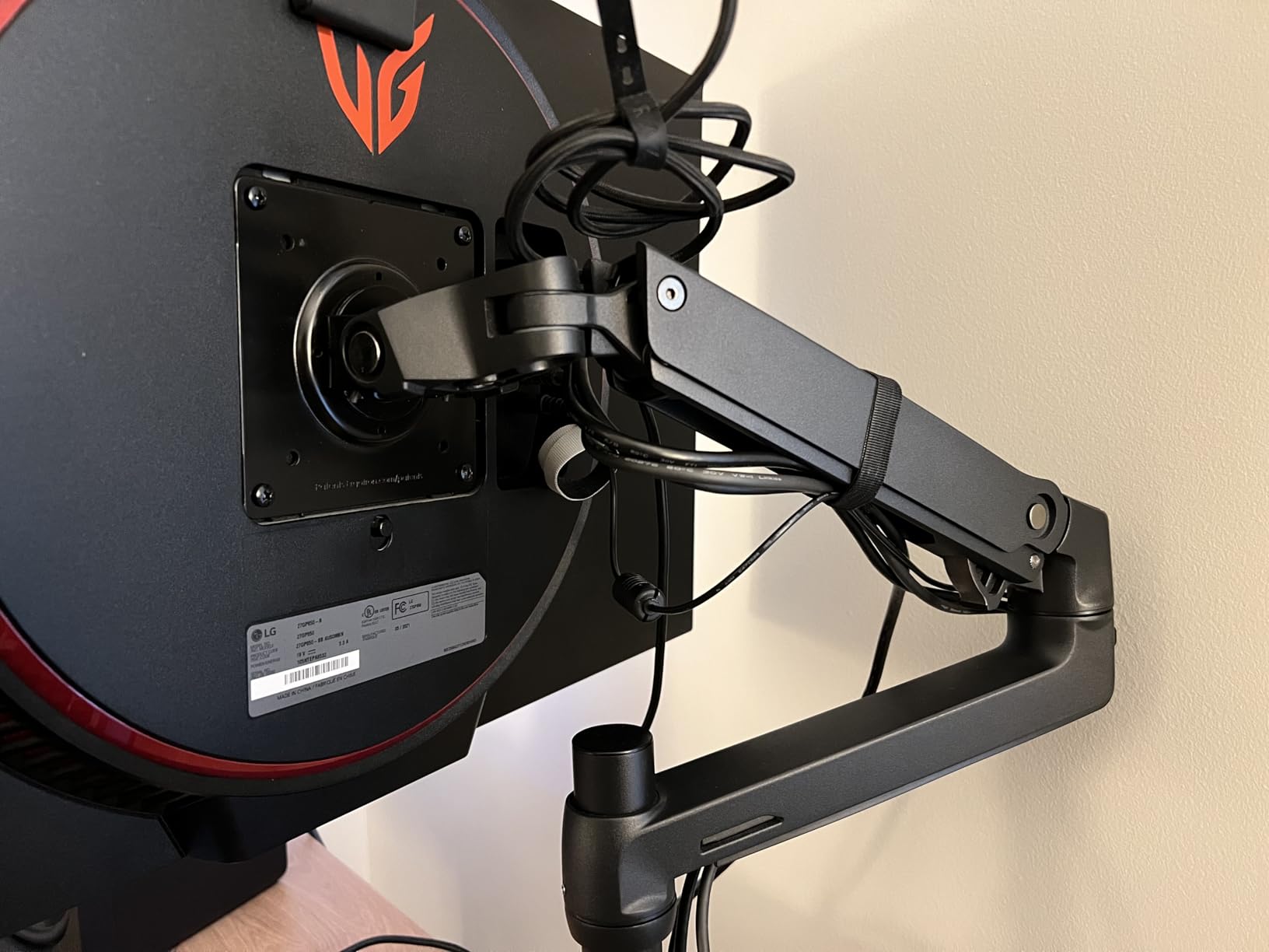 Ergotron LX Monitor Arm, Single Monitor Desk Mount - fits Flat Curved Ultrawide Computer Monitors up to 34 Inches, 7 to 25 lbs, VESA 75x75mm or 100x100mm - Matte Black customer photo 1