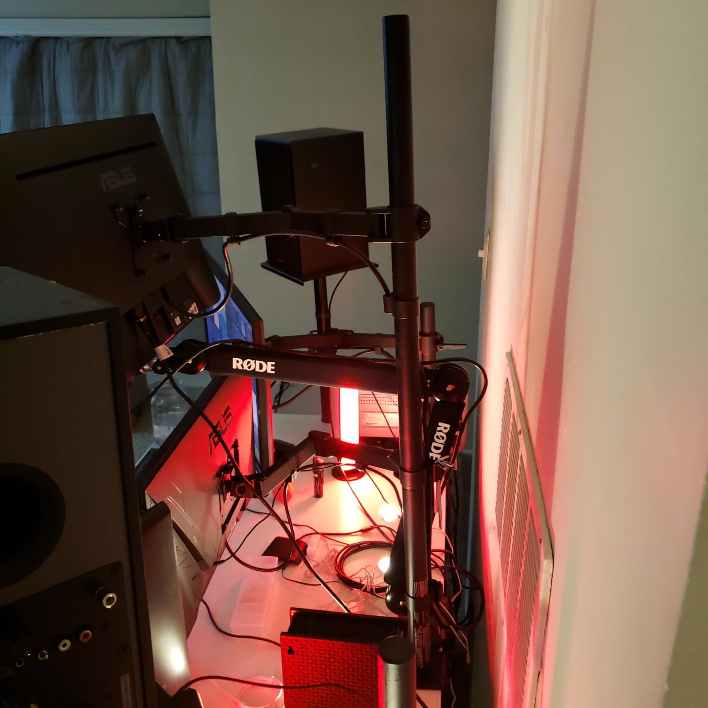 HUANUO Single Monitor Arm with 39 inch Extra-Tall Pole, Adjustable Computer Desk Mount for 13-32 inch Screens and up to 38 inch Ultrawide Screens, Hold 22 lbs, Monitor Stand with C-Clamp & Grommt Base customer photo 1