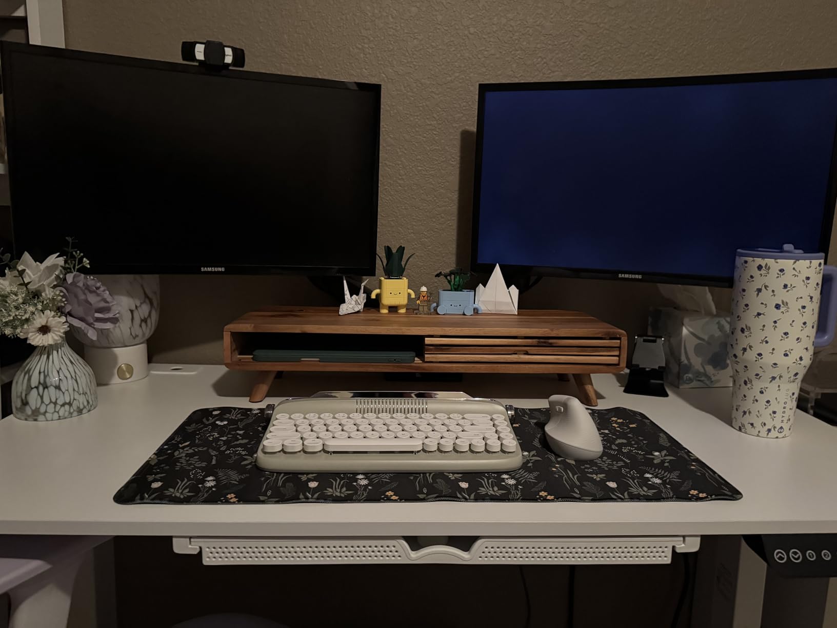 HUANUO FlowLift Dual Monitor Stand, Fully Adjustable Gaming Monitor Desk Mount for 13-32 Computer Screens, Full Motion VESA 75x75/100x100 with C-Clamp and Grommet Base, Each Arm Holds 4.4 to 19.8 lbs customer photo 1