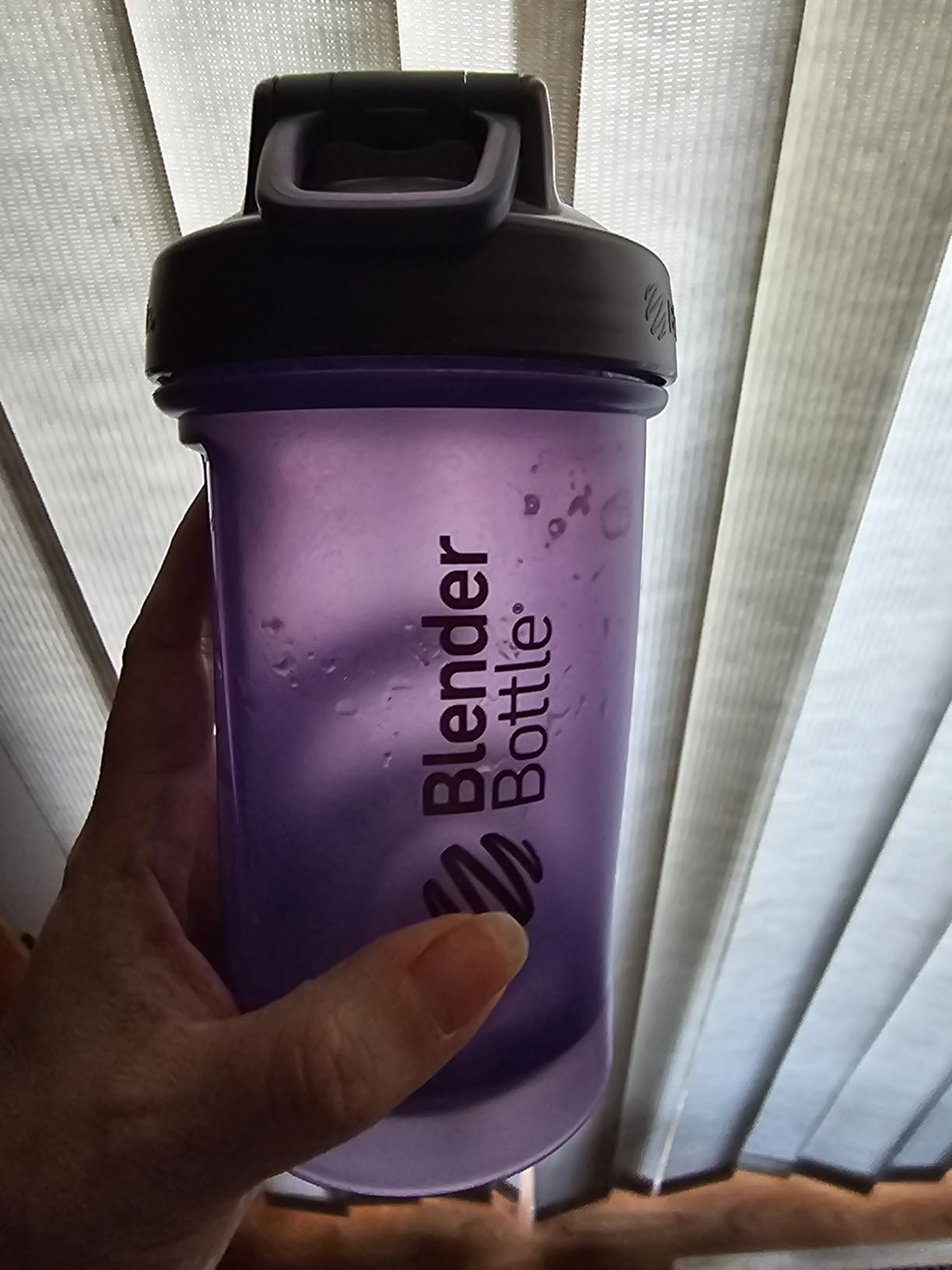 BlenderBottle Classic V2 Shaker Bottle Perfect for Protein Shakes and Pre Workout, 20-Ounce, Clear/Black customer photo 2