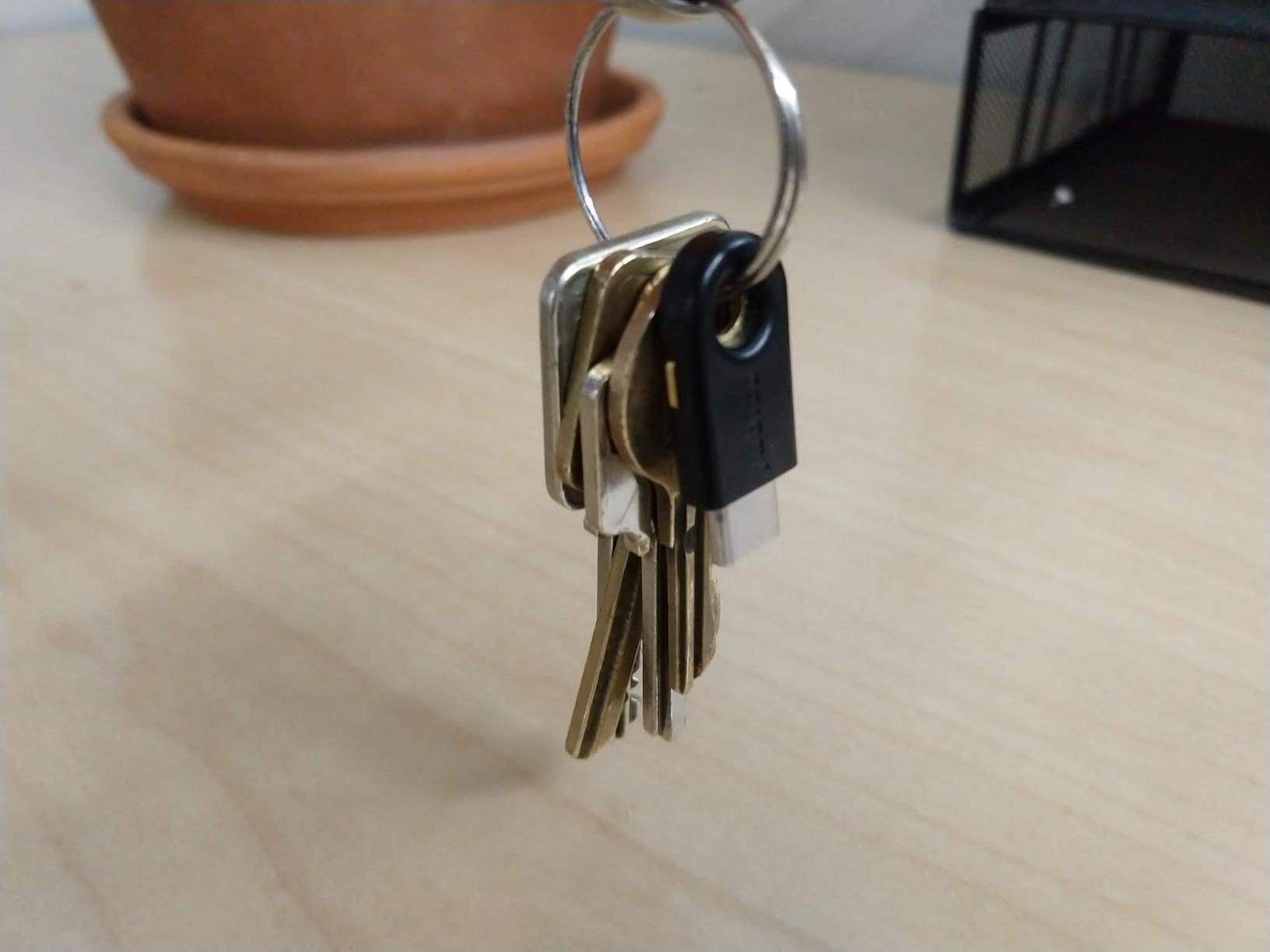 YubiKey 5Ci - Multi-Factor authentication (MFA) Security Key and passkey for iPhone/Android/PC, Dual connectors for Lighting/USB-C, FIDO Certified customer photo 2