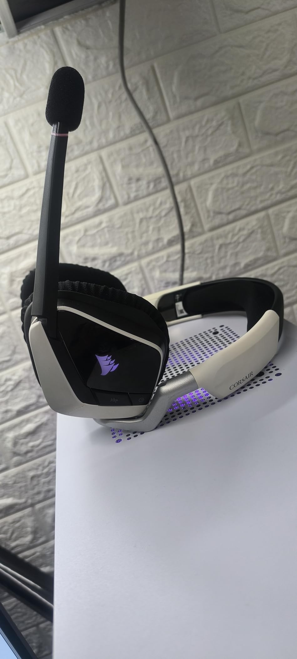 Corsair Void RGB Elite Wireless Gaming Headset - 7.1 Surround Sound - Omni-Directional Microphone - Microfiber Mesh Earpads - Up to 40ft Range - iCUE Compatible - PC, Mac, PS5, PS4 - White customer photo 1