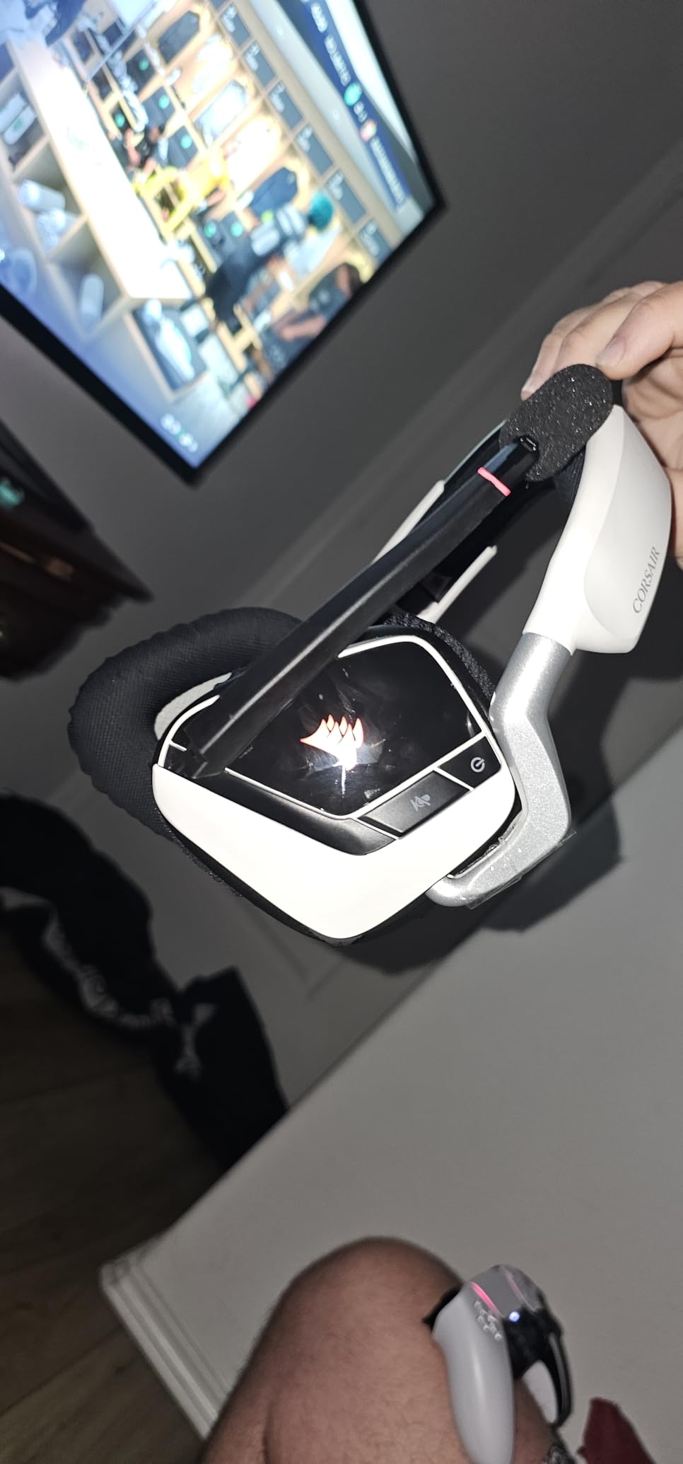 Corsair Void RGB Elite Wireless Gaming Headset - 7.1 Surround Sound - Omni-Directional Microphone - Microfiber Mesh Earpads - Up to 40ft Range - iCUE Compatible - PC, Mac, PS5, PS4 - White customer photo 2