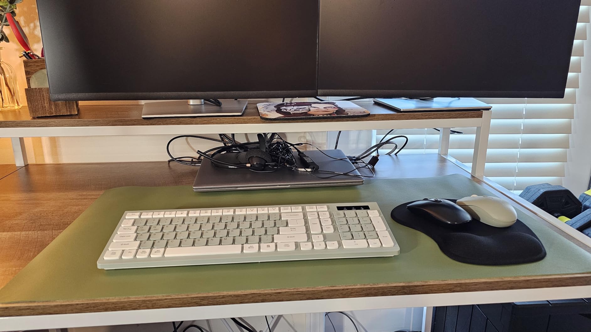 Aothia Leather Desk Pad Protector, Mouse Pad, Office Desk Mat, Non-Slip PU Leather Desk Blotter, Laptop Desk Pad, Waterproof Desk Writing Pad for Office and Home customer photo 2