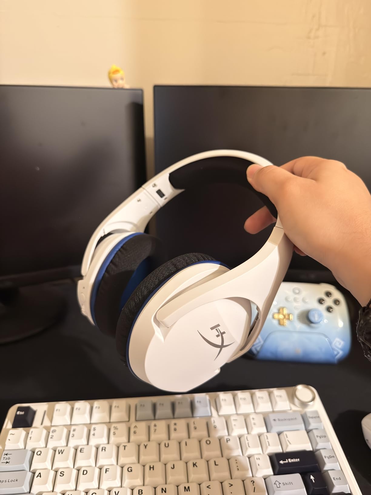 HyperX HHSS1C-KB-WT/G Cloud Stinger Core - Wireless Gaming Headset, for PS4, PS5, PC, Lightweight, Durable Steel Sliders, Noise-Cancelling Microphone - White customer photo 1