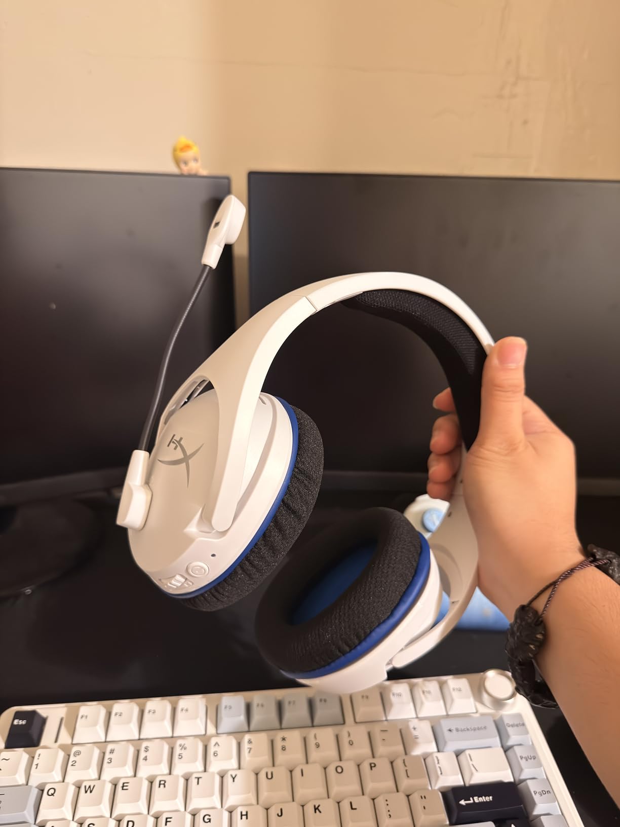HyperX HHSS1C-KB-WT/G Cloud Stinger Core - Wireless Gaming Headset, for PS4, PS5, PC, Lightweight, Durable Steel Sliders, Noise-Cancelling Microphone - White customer photo 2