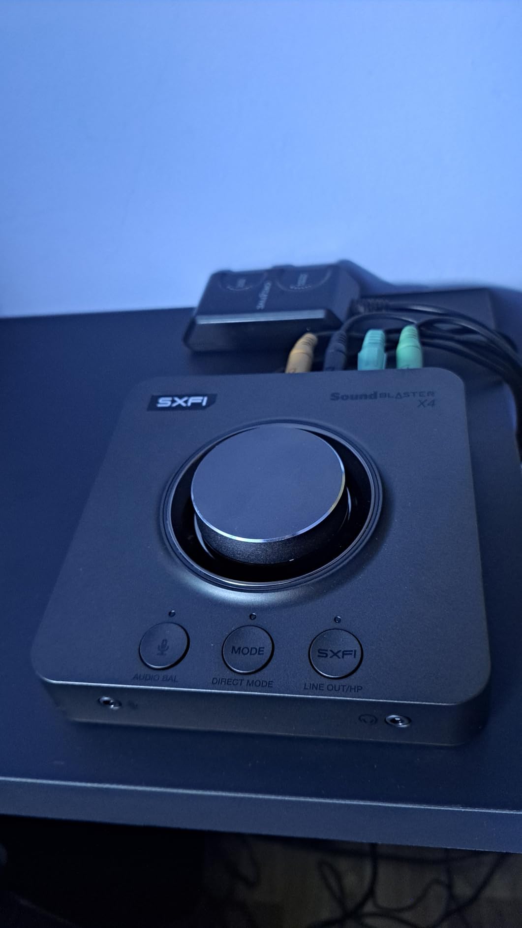 Creative Sound Blaster X4 Hi-Res 24bit/192kHz DAC USB Externo y Tarjeta de Sonido Amp, Multicanal, Sonido Surround Discreto 7.1, Entrada de Cascos para PC, Mac customer photo 1