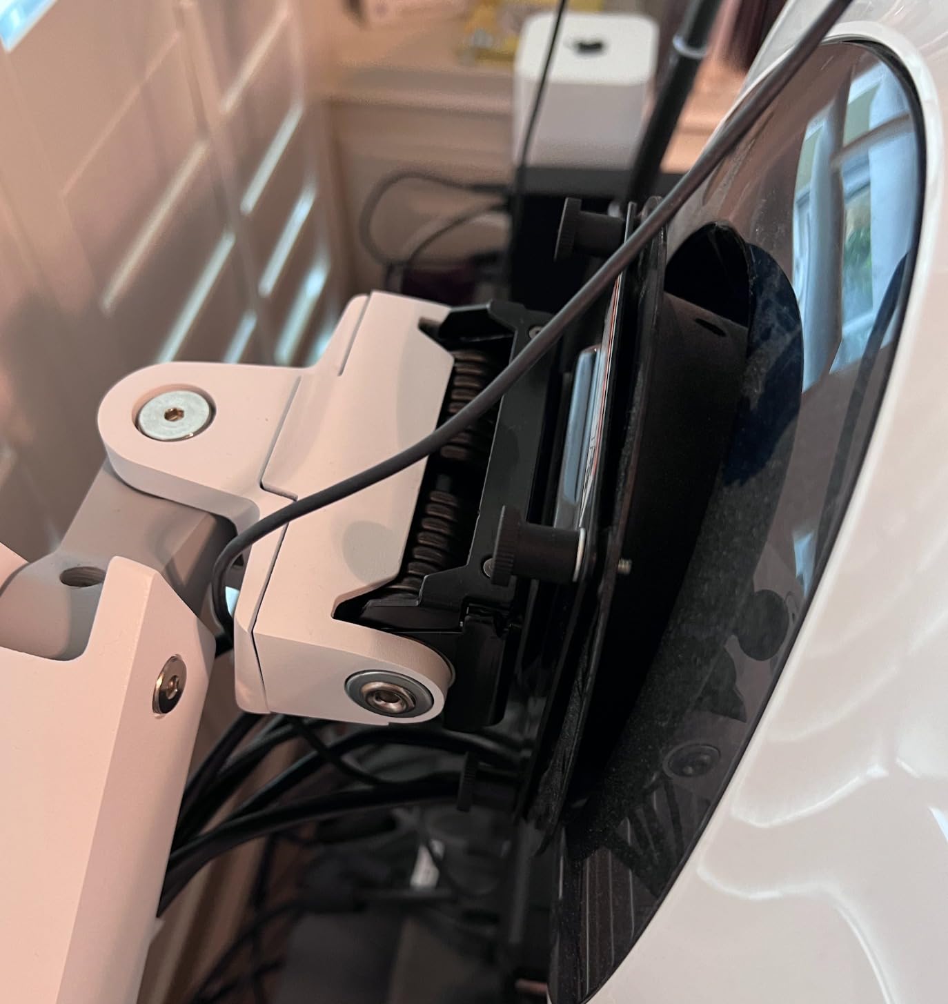 Ergotron HX HD Premium Heavy Duty Gaming Monitor Arm, Single Monitor Desk Mount - for 1000R Curved Ultrawide Monitors Up to 49 Inches, 28 to 42 lbs, VESA 75x75mm or 100x100mm - HD Pivot, White customer photo 1