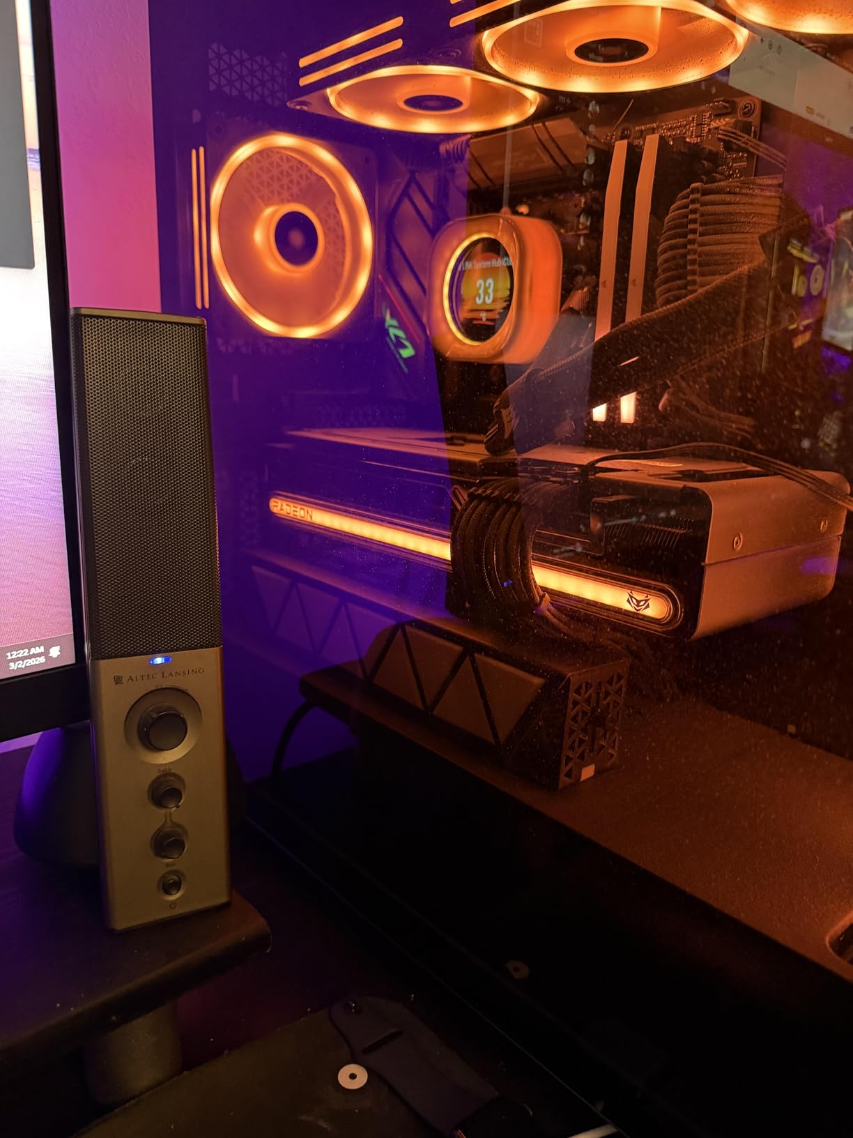 iCUE LC100 Case Accent Lighting Panels - Mini Triangle - 9X Tile Starter Kit (81 RGB LEDs with Light Diffusion, Simple Magnetic Attachment, iCUE Lighting Node PRO Included) customer photo 2