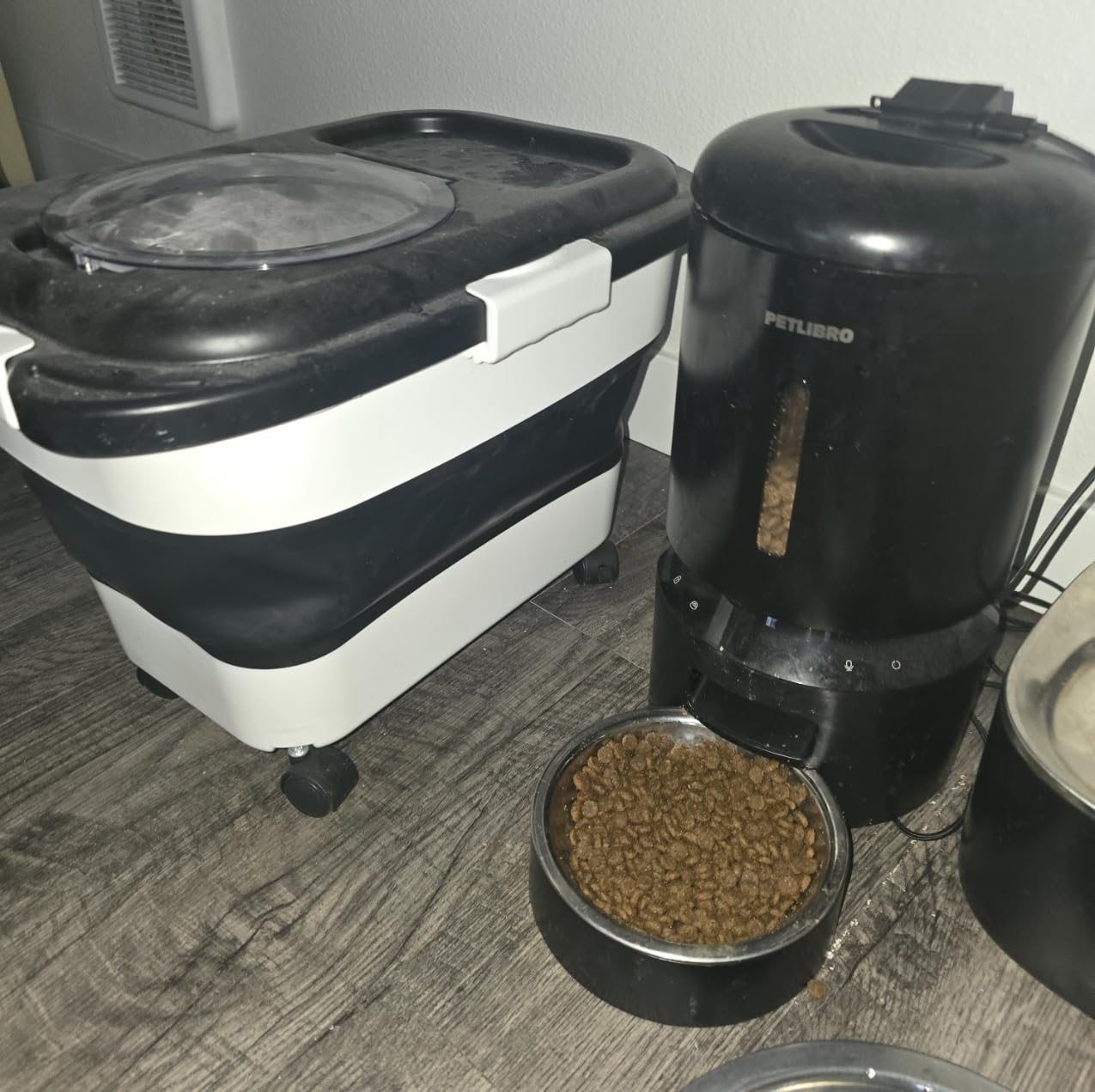 PETLIBRO Automatic Cat Feeder, 5G WiFi Automatic Dog Food Dispenser with Freshness Preservation, 5L Timed Pet Feeder with Low Food Sensor, Up to 10 Meals Per Day, Granary Black customer photo 1