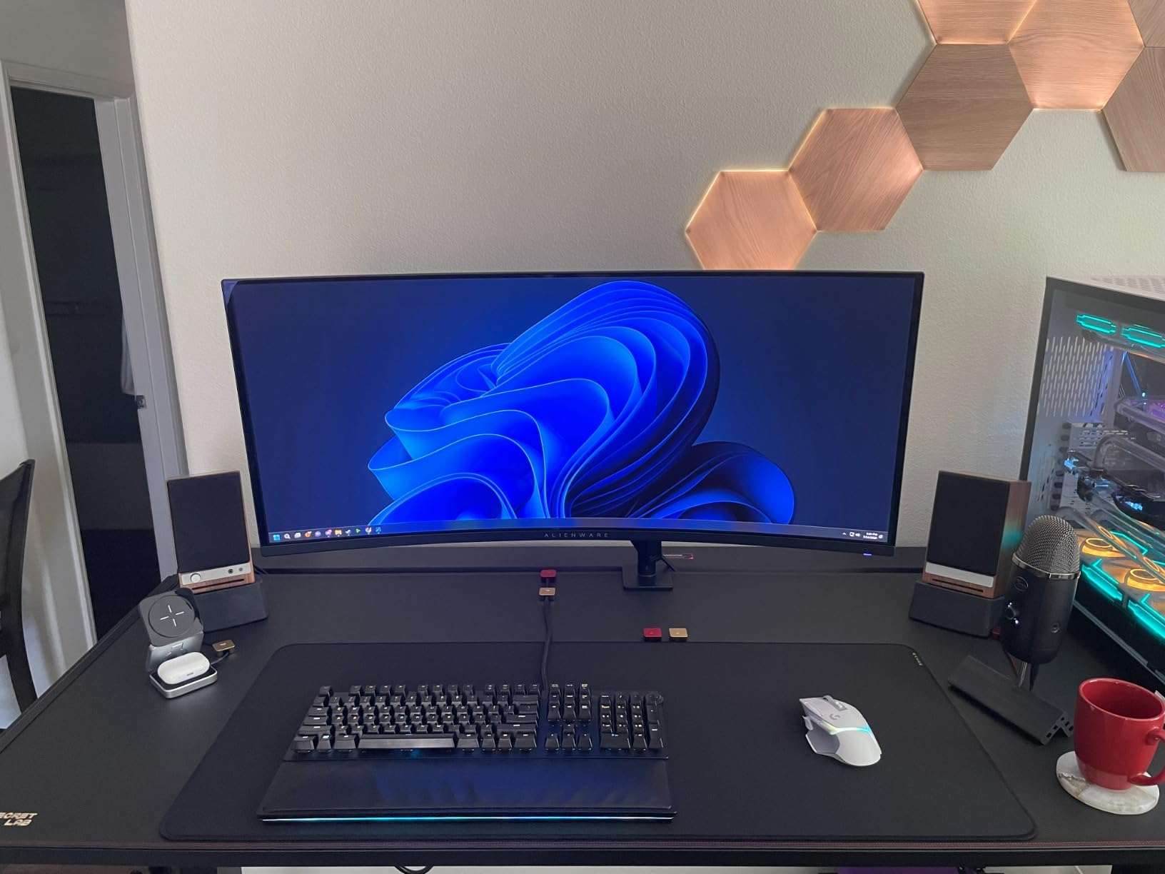 Razer Strider Chroma Hybrid Gaming Mouse Mat with Razer Chroma RGB: Hybrid Soft/Hard Mat - 19 Razer Chroma RGB Lighting Zones - Warp and Water-Resistant - Anti-Slip Base - Seamless Edges XXLarge customer photo 1