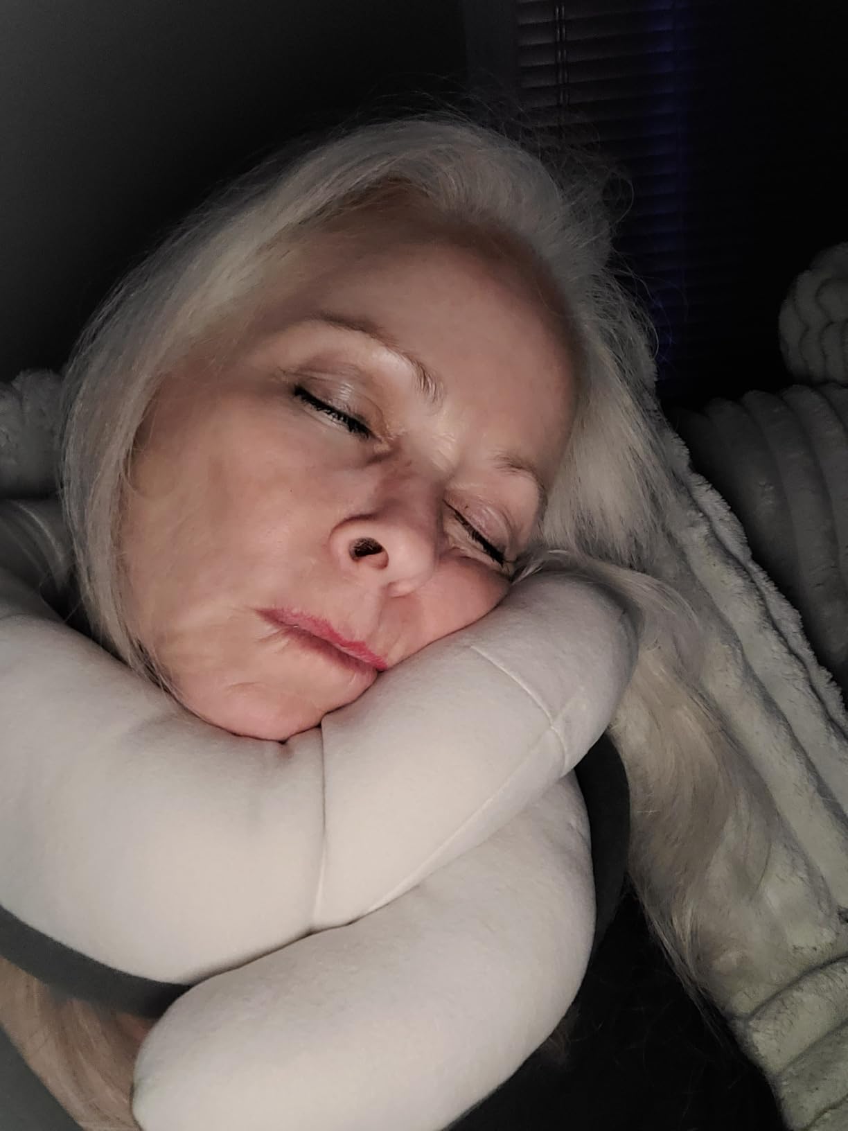 BUYUE Travel Neck Pillows for Airplanes, 360° Head Support Sleep for Long Flight, Skin-Friendly & Breathable, Kit with 3D Contoured Eye Mask, Earplugs and Storage Bag (Adult, Grey, 90+ lbs) customer photo 1