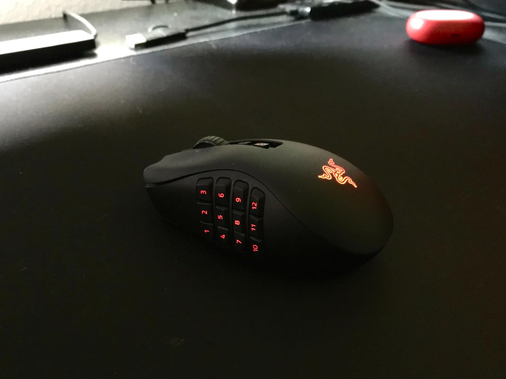 Razer Naga V2 HyperSpeed Wireless MMO Gaming Mouse: 19 Programmable Buttons - HyperScroll Technology - Focus Pro 30K Optical Sensor - Mechanical Mouse Switches Gen-2 - Up to 400 Hr Battery Life customer photo 2