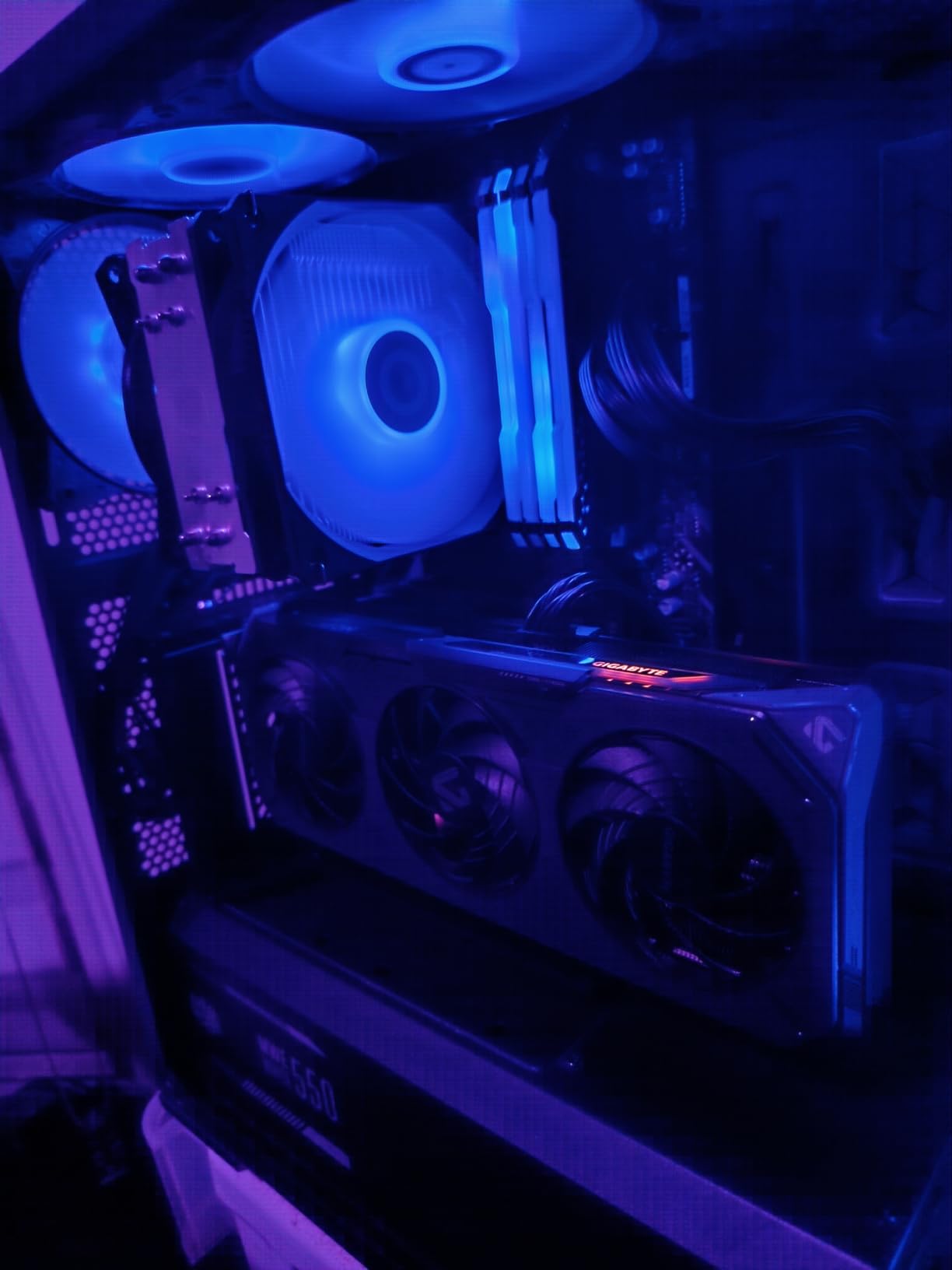 Cooler Master Vertical GPU Card Holder Kit V3 White, PCIe 4.0/5.0 Compatible for RTX 5090, ABS Casing, 165mm Length, Modular Adjustable customer photo 2