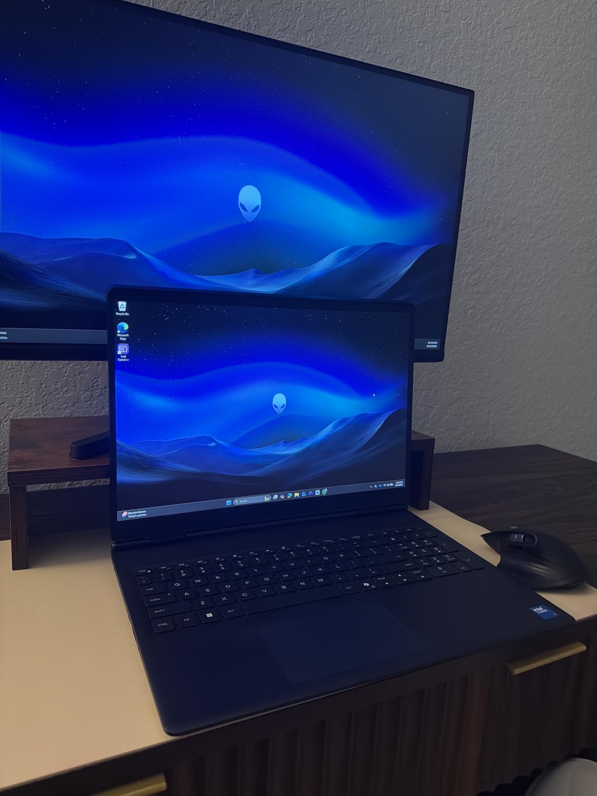 Alienware 16 Aurora Gaming Laptop AC16250-16 WQXGA 120Hz Display, Intel Core 7-240H Processor, 16GB DDR5 RAM, 1TB SSD, NVIDIA GeForce RTX 5050 8GB Graphics, Windows 11 Home, Onsite Service - Blue customer photo 1