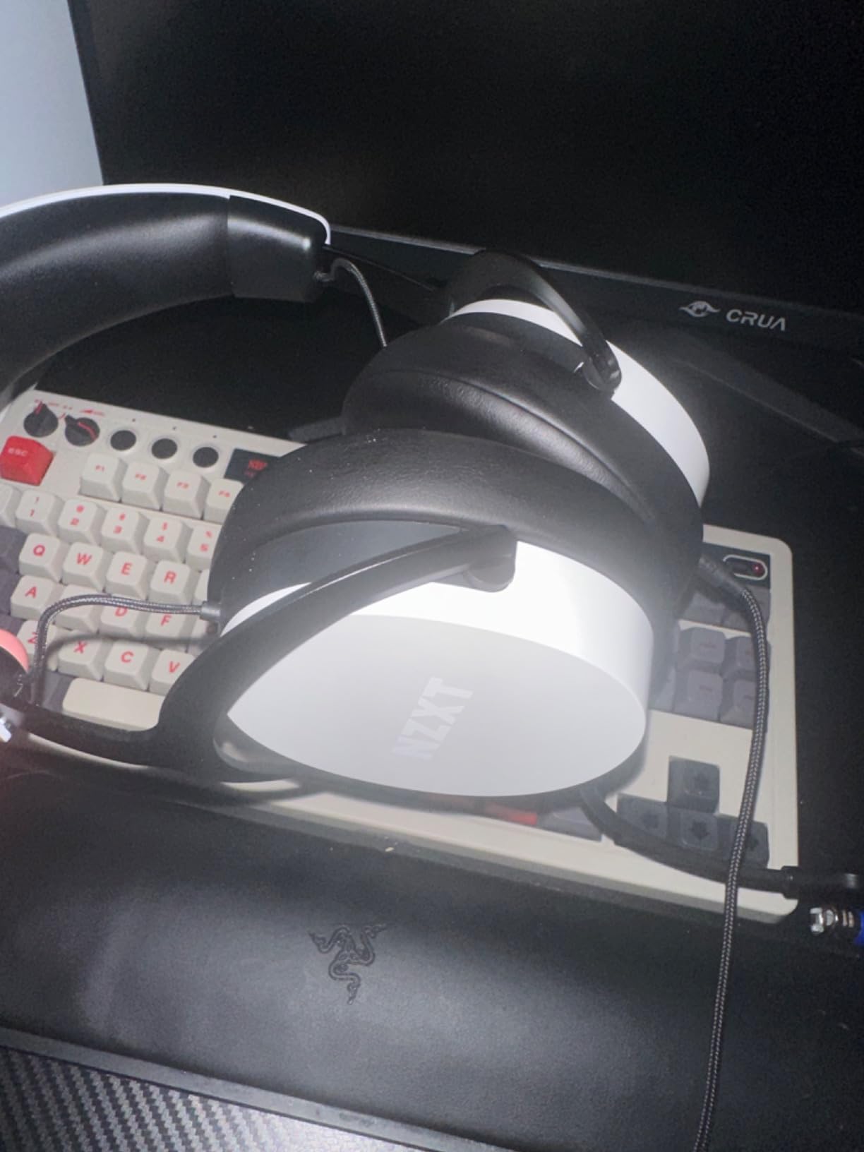 Relay SwitchMix PC Gaming Headset Stand & Audio Mixer - Seamless Switching Between Headset & Speaker Audio - Studio-Grade Mixer - 24-bit / 96 kHz DAC - DTS 7.1 - Black customer photo 1