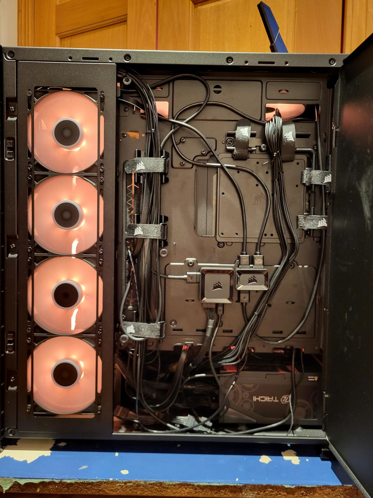 iCUE Link System Hub - Connect Up to 14 CORSAIR iCUE Link Devices - Reduce Cable Clutter - Innovative Single-Cable Design - Black customer photo 1