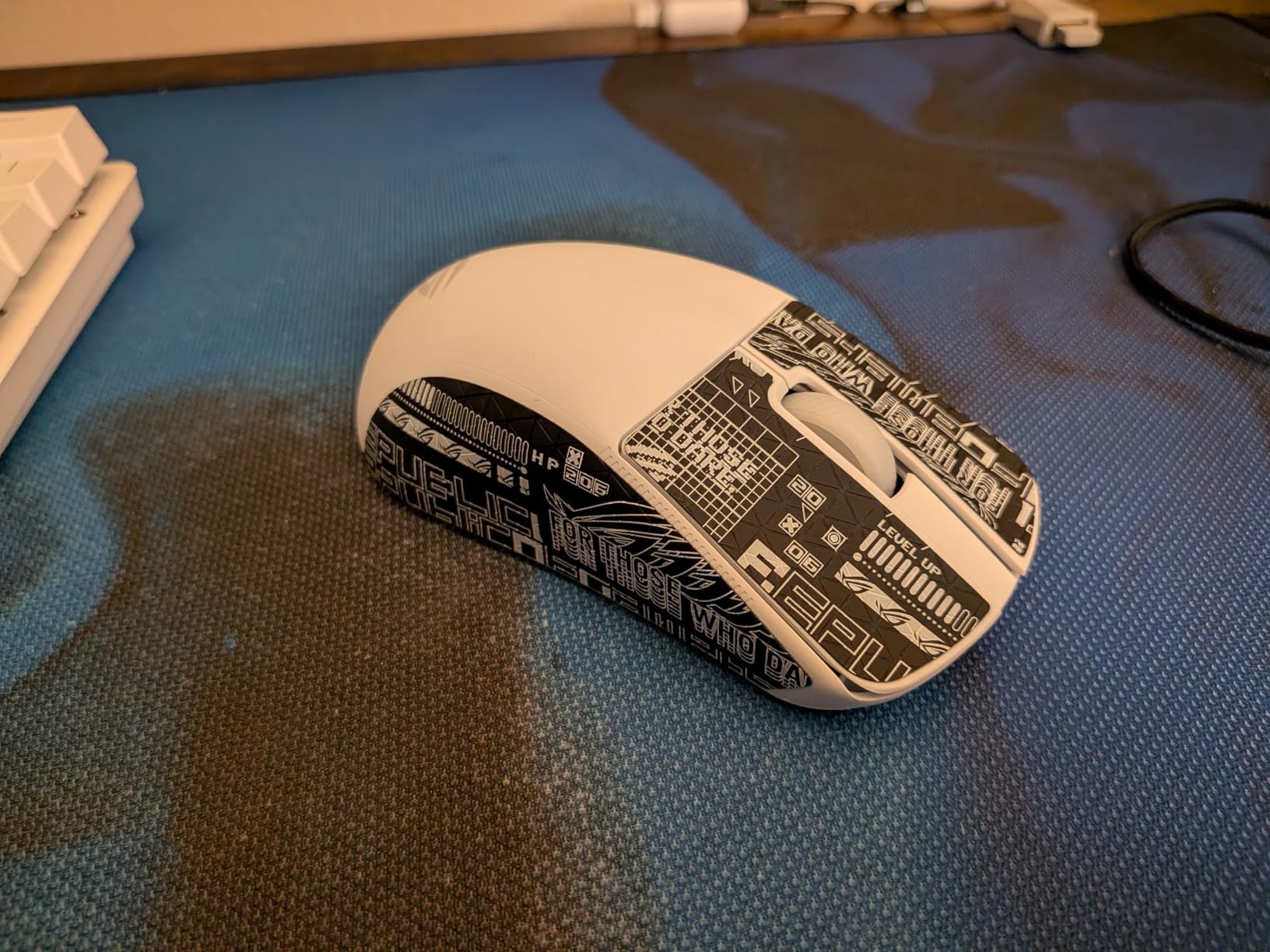 ASUS ROG Harpe Ace Aim Lab Wireless Esports Gaming Mouse - Aim Lab Settings Optimizer, Pro-Tested, Right-Handed, 54g Lightweight, Tri-Mode Connectivity, 36K DPI, 90Hr Battery, PC/Mac Support - White customer photo 2