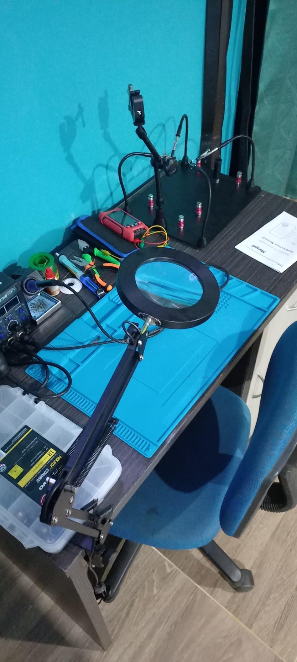 Helping Hands Soldering, PCB Holder Soldering Station Third Hand Tool with 10X Magnifying Glass with Light, 4 Flexible Arms Helping Hands Non-Slip Steel Weighted Base for Soldering Crafts Repair customer photo 2