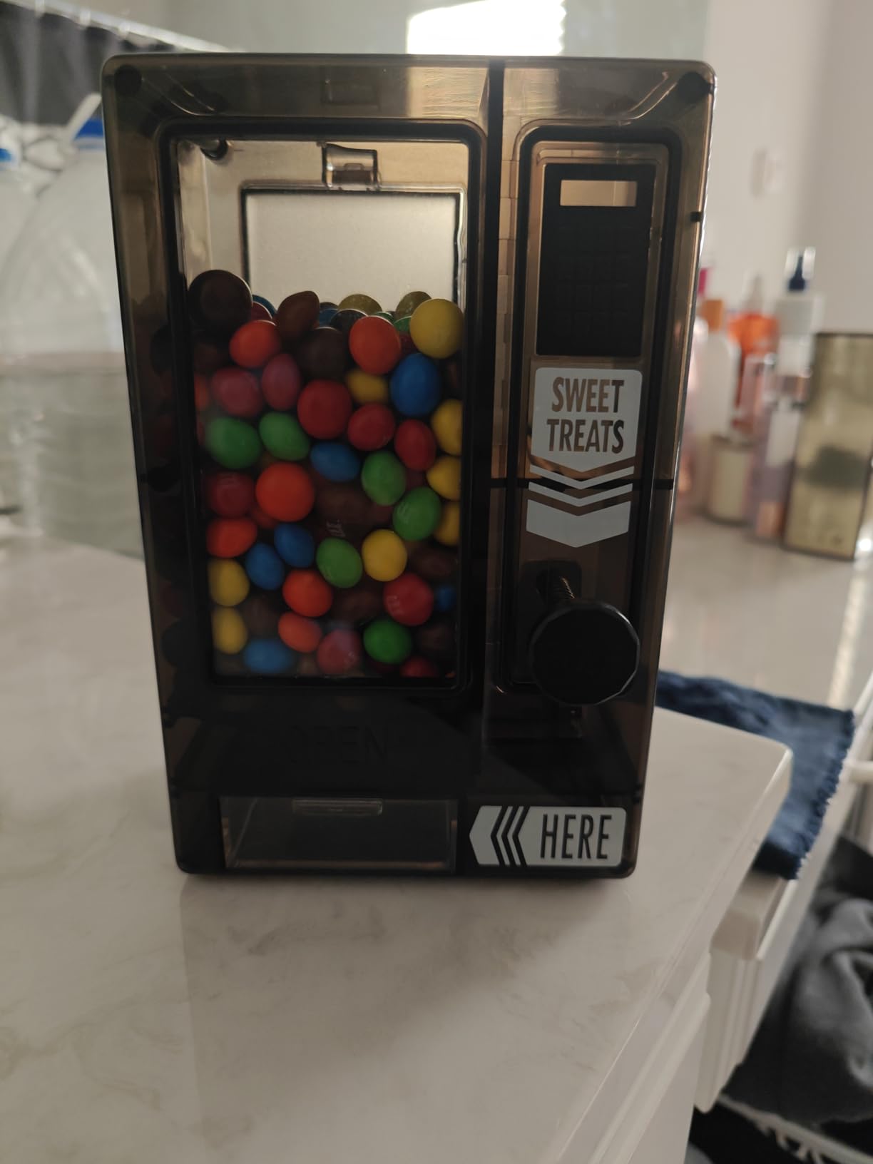 YOBRO Candy Dispenser, Cute Vending Machine for Desktop, Manual Candy Machine, Dispense Mini Candies, Birthday&Christmas Gift for Girls, Gift for Friends Girlfriends (Clear) customer photo 2