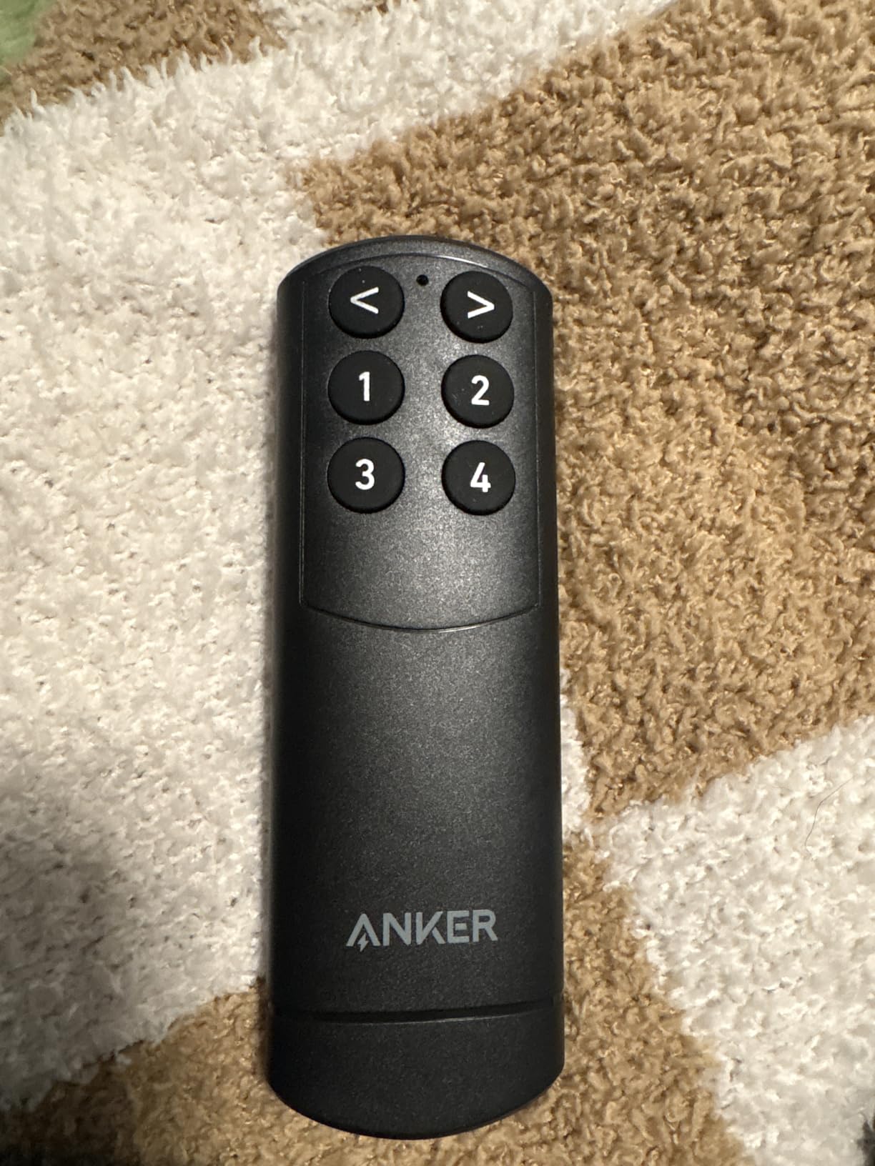 Anker HDMI Switch, 4K@60Hz HDMI Switcher, 4 in 1 Out with Smooth Finish, Supports HDR/3D/Dolby/DTS, Compatible with Laptops,PC,Xbox,PS5/PS4,Projector(Charger and Remote Control Batteries Not Included) customer photo 1