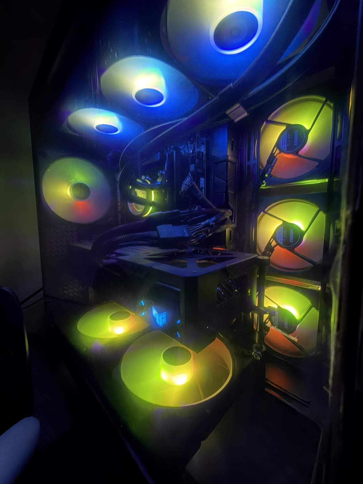 Antec C8, Fans not Included, RTX 40 Compatible, Dual-Chamber, tooless Design, Type-C, 360mm Radiator Support, Seamless Tempered Glass Front & Side Panels, High Airflow Full-Tower E-ATX PC Case customer photo 2