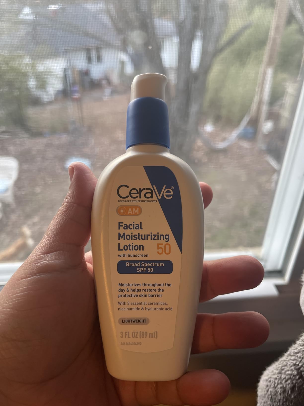 CeraVe AM Facial Moisturizing Lotion SPF 50 - Hyaluronic Acid, Niacinamide & Ceramides, Non-Greasy customer photo 2