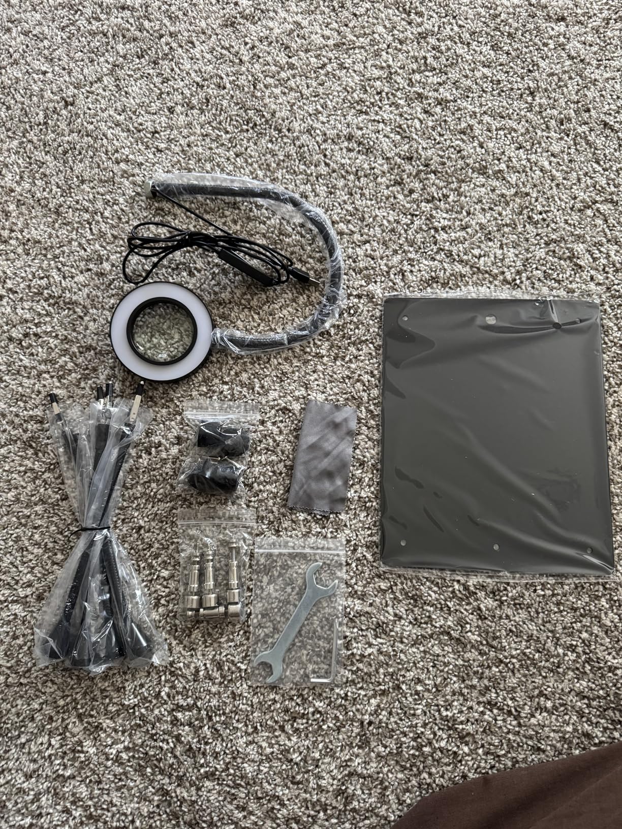 Helping Hands Soldering Magnifying Glass, Upgrade Soldering Station with 3X LED Magnifying Lamp, Metal Circuit Board Holder, 4 Flexible Metal Arms Heavy Duty Base Electronic Repair Tool for Soldering customer photo 2