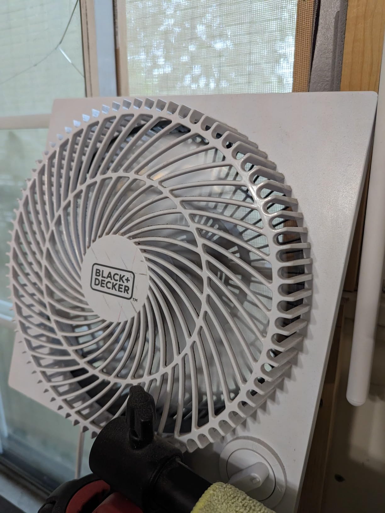 BLACK+DECKER Desktop Air Cooler, Personal Portable Fan with 3-Speeds, Evaporative Air Cooler with 0.5L Water Tank, Air Cooler Fan for Desk, Home, Office, Bedroom, and more, BDMC10, White/Gray customer photo 1