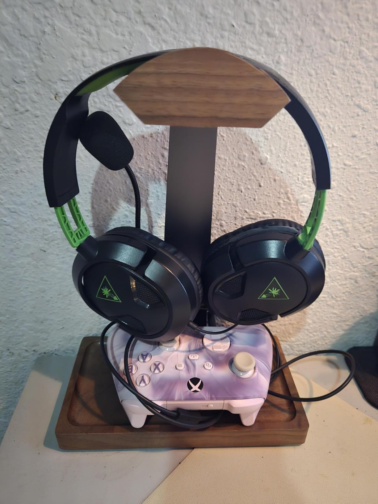Walnut Headphone Stand, Wood Headset Stand for Desk, Wooden Universal Headphone Holder with Storage Base for Gaming, AirPods Max, Bose,Razer, Sennheiser (Black) customer photo 2