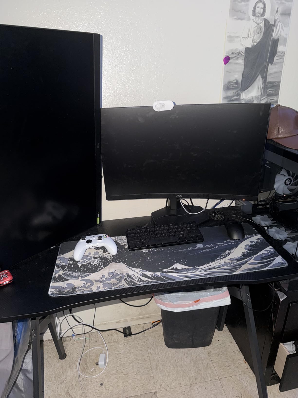 HLDIRECT 40 Inch Gaming Desk, Small Computer Gaming Desk Table with Cable Management, Ergonomic A Shape Modern Carbon Fiber Gamer Table Pc Workstation Home Office Desks for Small Space, Black customer photo 1