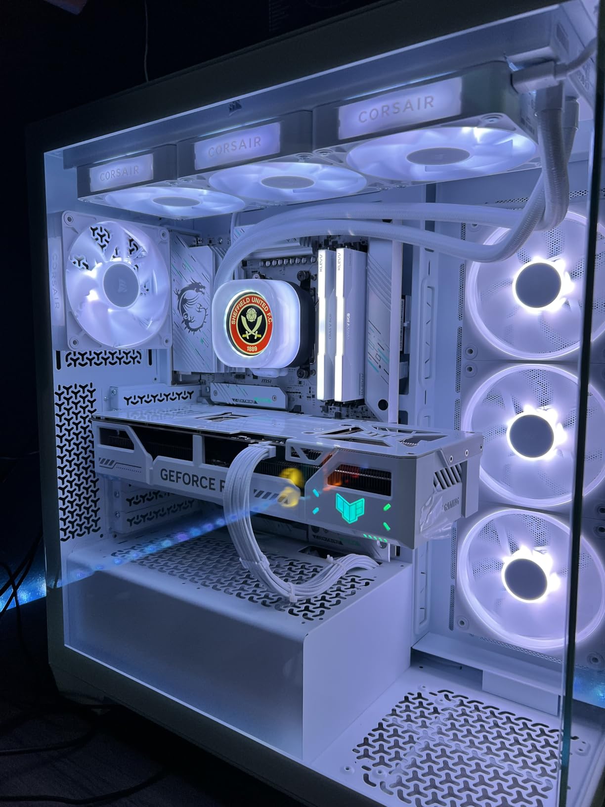 iCUE Link Titan 360 RX LCD Liquid CPU Cooler - 360mm AIO - Low-Noise - FlowDrive Cooling Engine - Intel LGA 1851/1700, AMD AM5/AM4 - 3X RX120 RGB Fans - iCUE Link System Hub Included - White customer photo 1