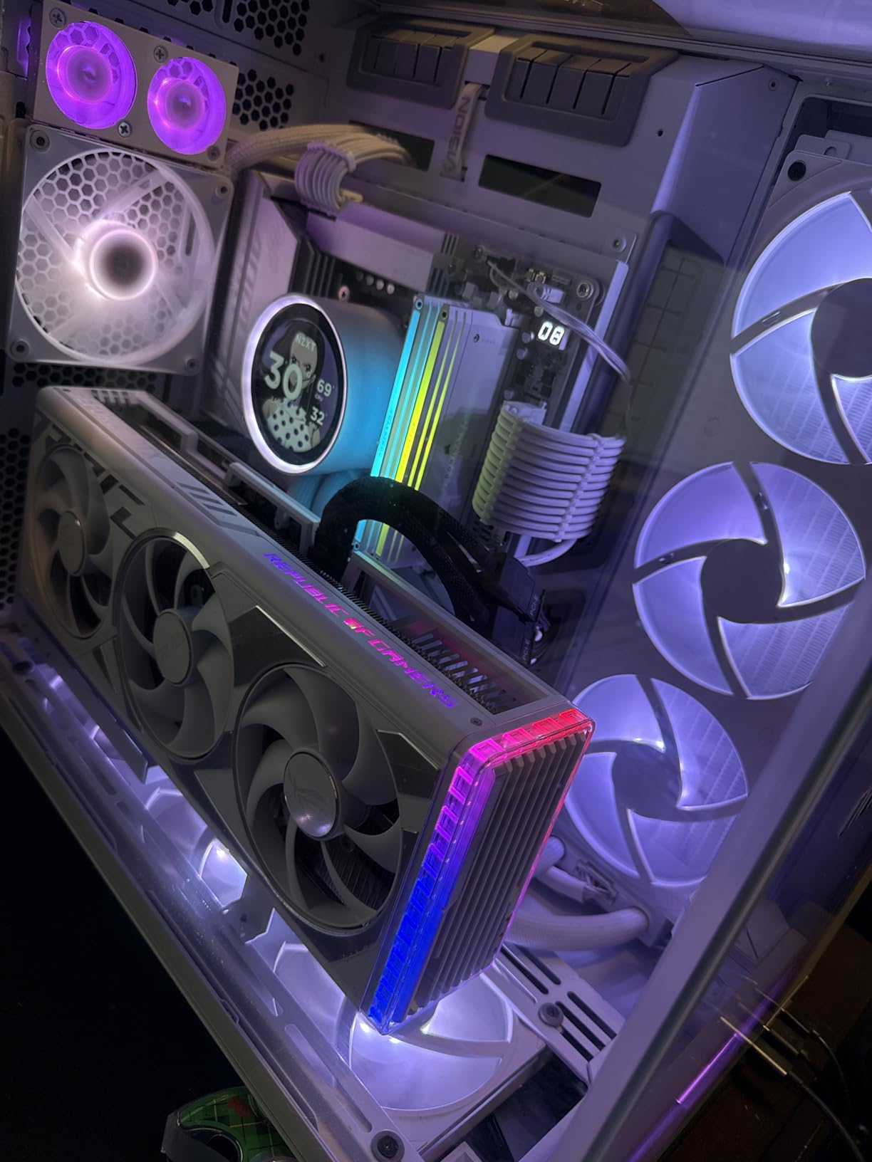 Control Hub - Digital RGB Lighting and PWM Fan Speed Controller - Control Up to 5 x PWM Fans or 4 x NZXT Single-Frame Fans - Powered by NZXT CAM Software customer photo 2