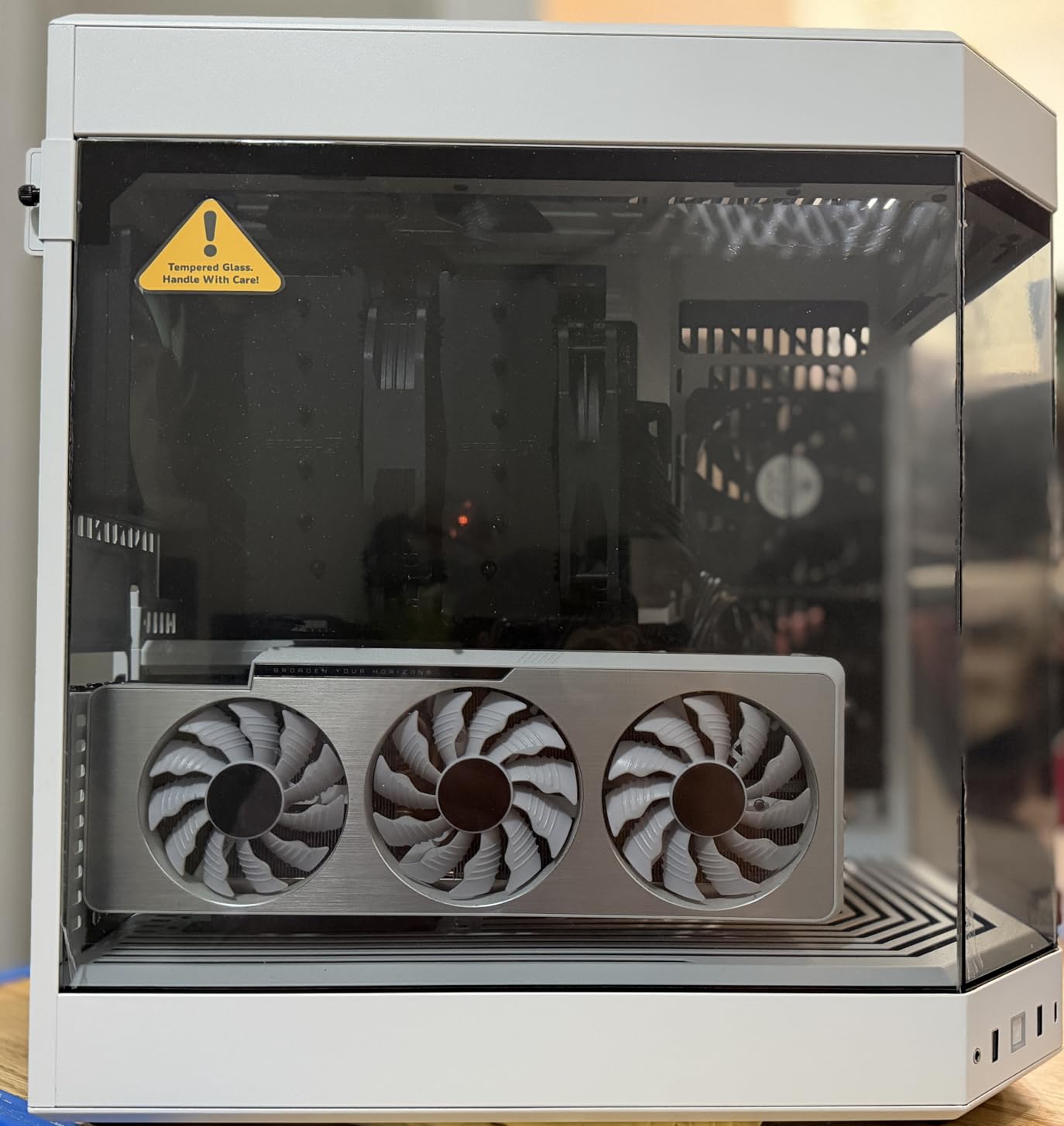 Hyte Y70 Touch Infinite Dual Chamber ATX Mid Tower Modern Aesthetic Case with Integrated 2.5K LCD Touchscreen - Snow White customer photo 2