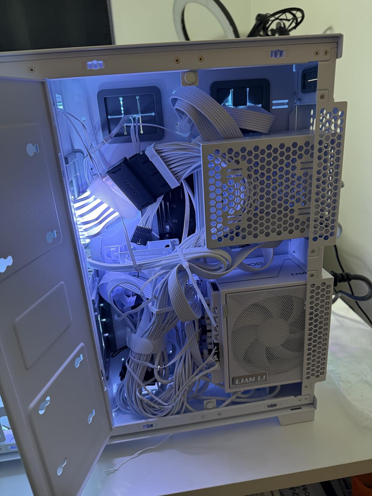 Lian Li EDGE1000W Fully Modular Low-Noise ATX Power Supply - ATX 3.1 & PCIE 5.1 Compliant - Cybenetics Gold Efficiency - 12V-2x6 Cable - L-Shape Design - with USB/Fan Hub - White (EG1000G.WH) customer photo 1