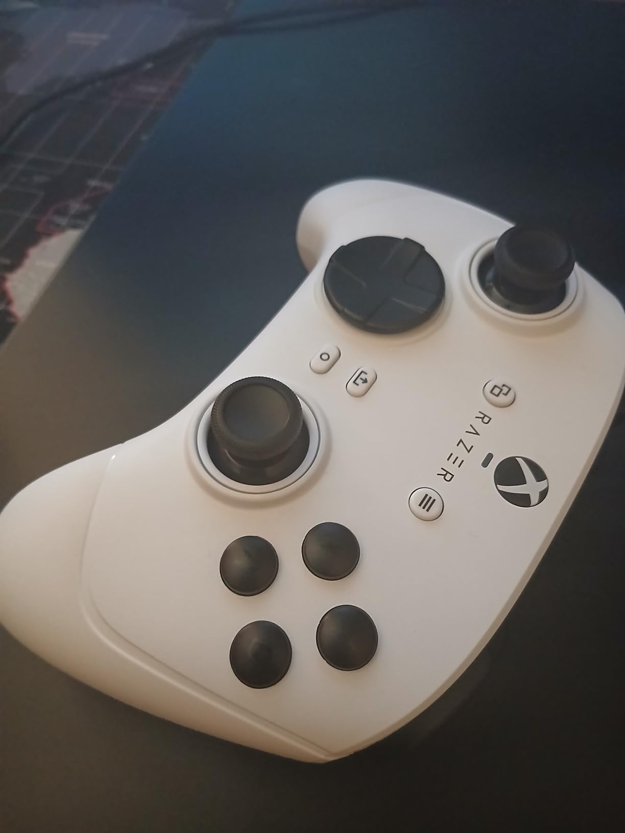 Razer Wolverine V3 Tournament Edition Wired Gaming Controller: Licensed for Xbox Series X|S, Xbox One, Windows PC - 6 Remappable Buttons - Fast Triggers - USB-C Cable - Wired Tournament Mode - White customer photo 2